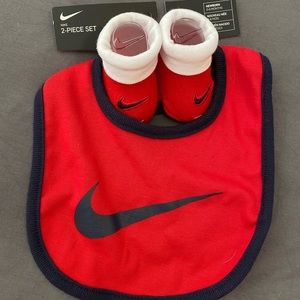 Nike bib and sock set
